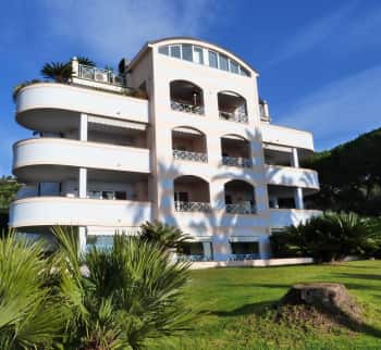 Apartamento em villa com vista panorâmica do mar em Sanremo