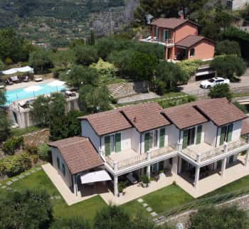 Te koop twee villa's met een tuin van 3200 m2 in Bordighera