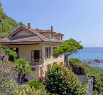 Villa az első sorban a tengerparton Olaszországban
