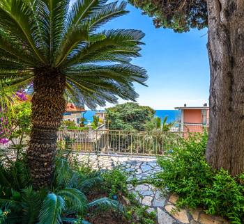 Uthyres lyxlägenhet med trädgård i Sanremo