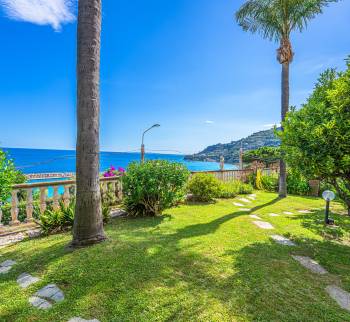 Apartment with garden by the sea in Ospedaletti