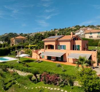 Villa till salu i Sanremo med havsutsikt 
