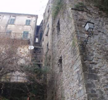 Город Сеста Годано, Лигурия дешево продаётся старинный дом. Цена €40000