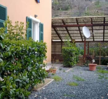 В Albisola-Superiore, Лигурия, Италия продаю виллу с садом. Цена €440000