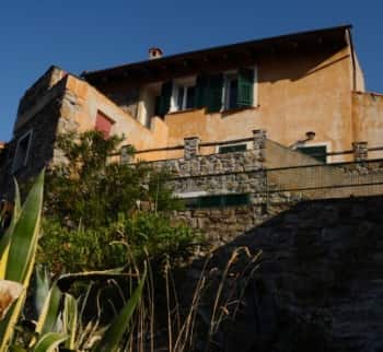 Продаю недвижимость у моря город Монелья, Лигурия, Италия