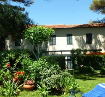 В Сан-Ремо, Италия продаётся однокомнатная квартира с садом. Цена €135000