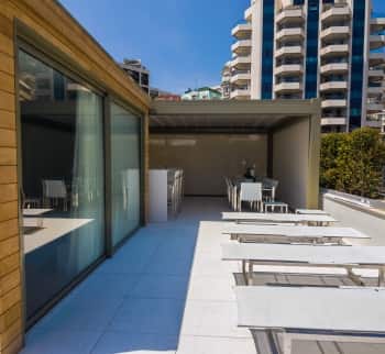 продажа апартаментов с бассейном у моря в Монако