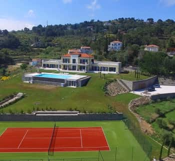 Вилла в Санремо с теннисным кортом и бассейном