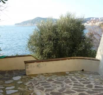 Недвижимость на берегу моря в Италии