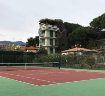 Квартира с бассейном и теннисным кортом в Санремо