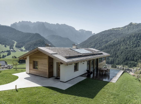 Las casas prefabricadas italianas que sirven como refugio en la montaña