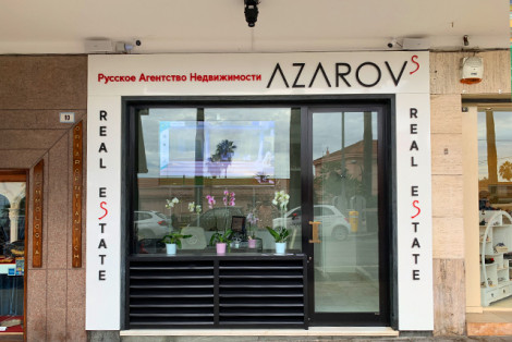 位于圣雷莫 (Corso Imperatrice) 的房地产代理机构 AZAROVS 的办公室，8 英寸宽 =