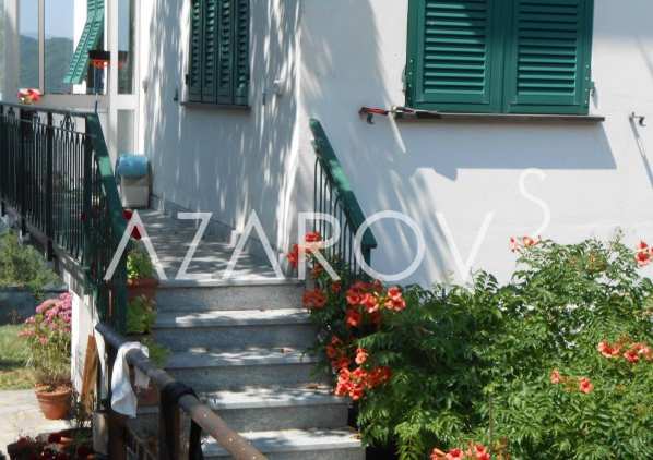 Продам объект недвижимости с садом в городе Савиньоне, Лигурия, Италия. Цена 605000 €