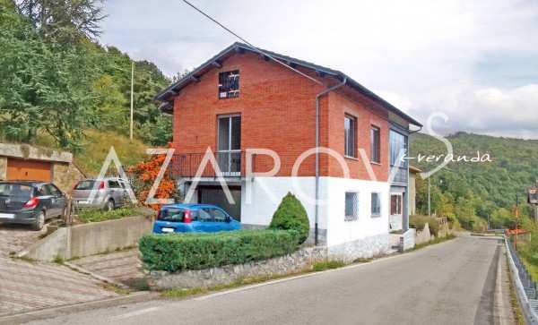 В городе Калиццано, Лигурия, Италия продаётся отдельный дом с садом. Цена 125000 евро