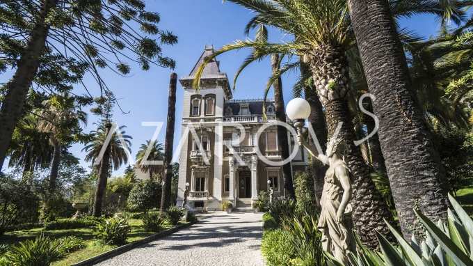 Lyx och elegans, villa i Sanremo nära havet och hundraåriga palmer