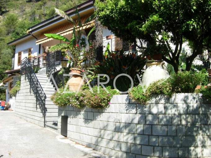 Villa med fruktträdgård och havsutsikt i Camporosso