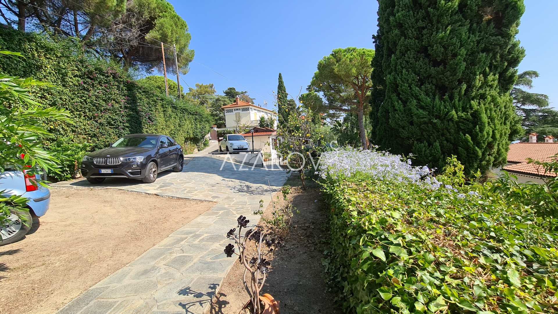 Villa i Sanremo med en smuk park