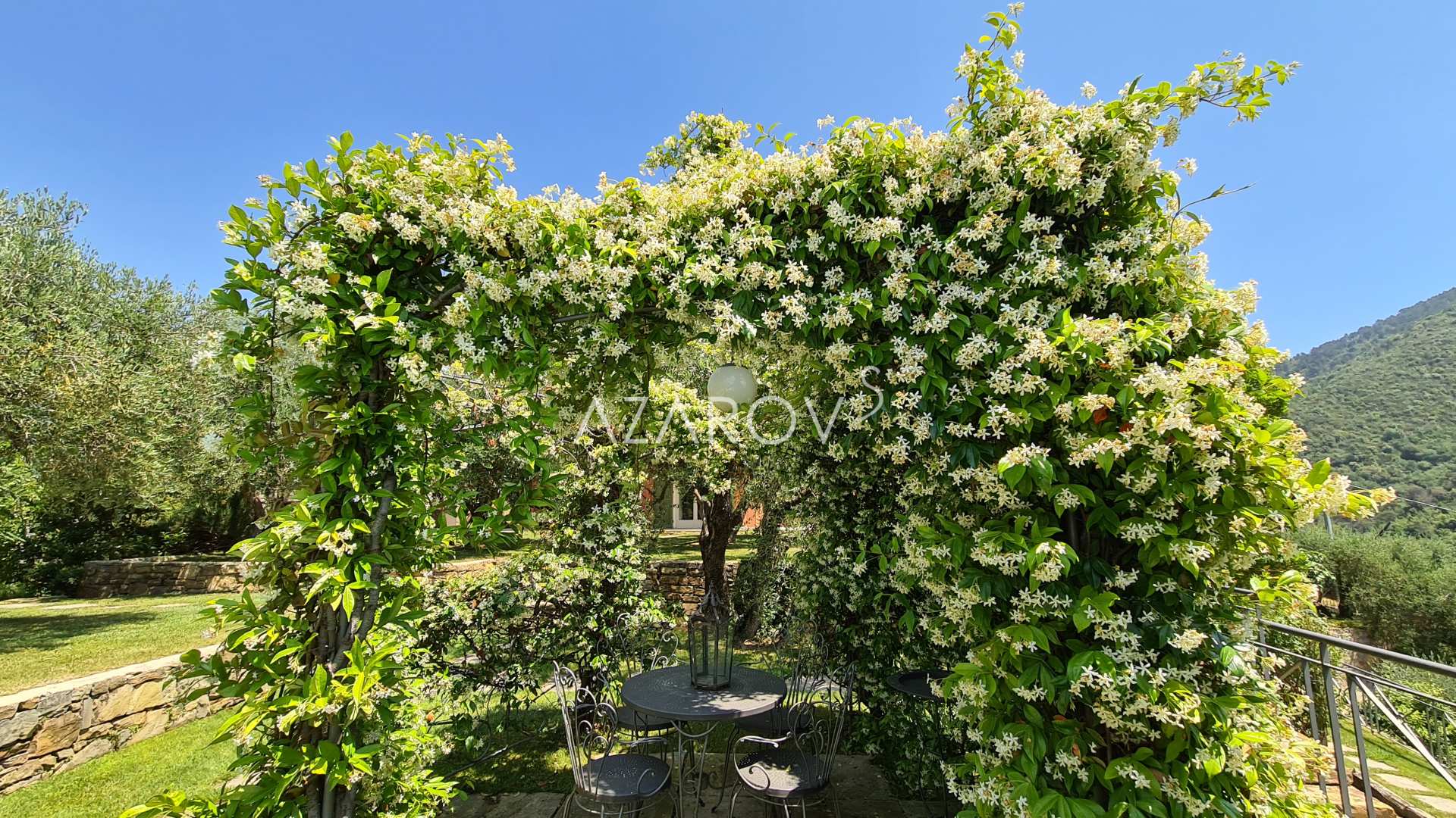 A vendre deux villas avec un jardin de 3200 m2 à Bordighera