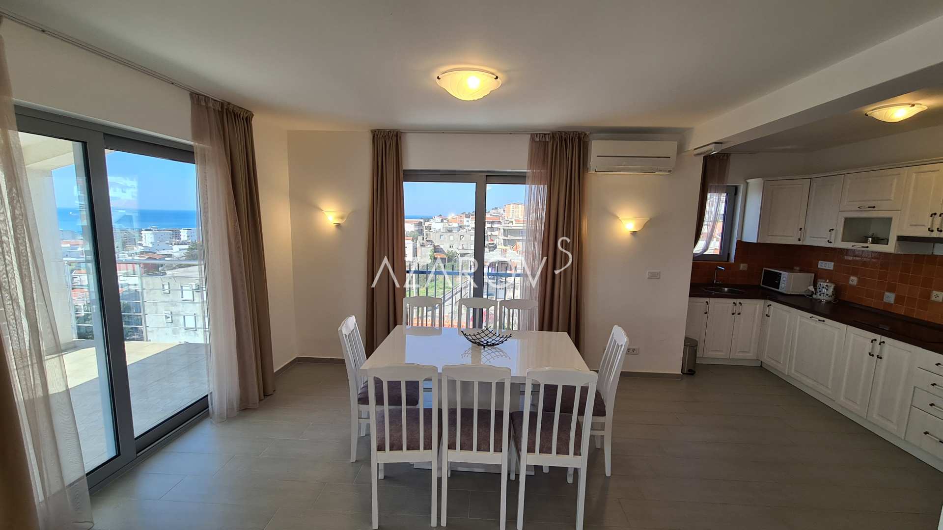 Apartamento de tres habitaciones en Montenegro, la ciudad de Bar con vista al mar.