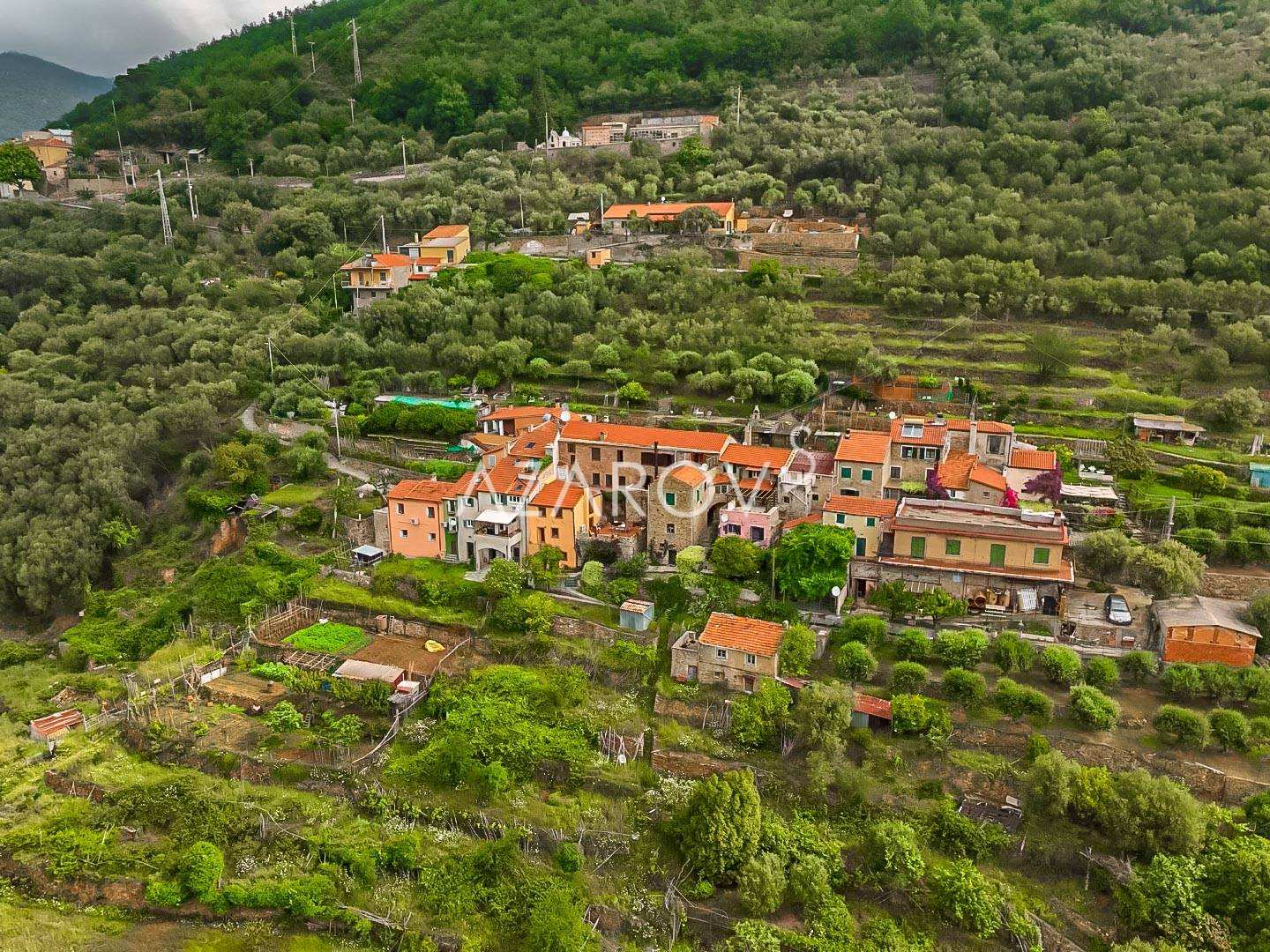 Villa 450 m2 à Noli avec vue montagne