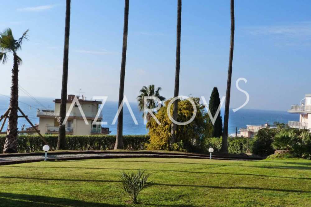 Lejlighed i en villa med panoramaudsigt over havet i Sanremo
