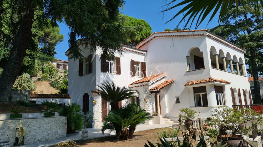 Villa i Sanremo med en vacker park