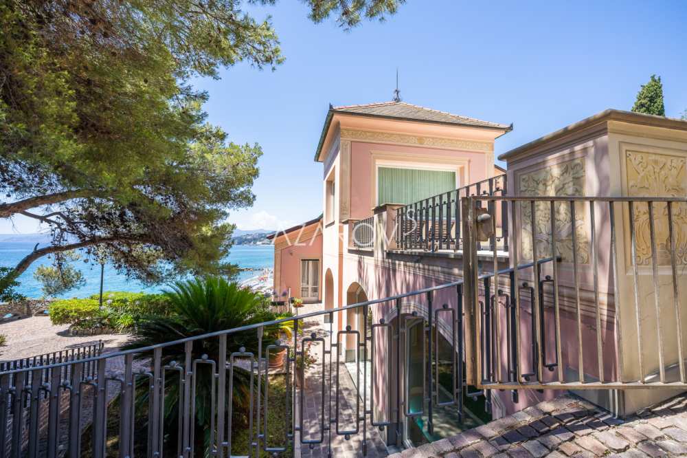 Villa in erster Meereslinie in Ligurien