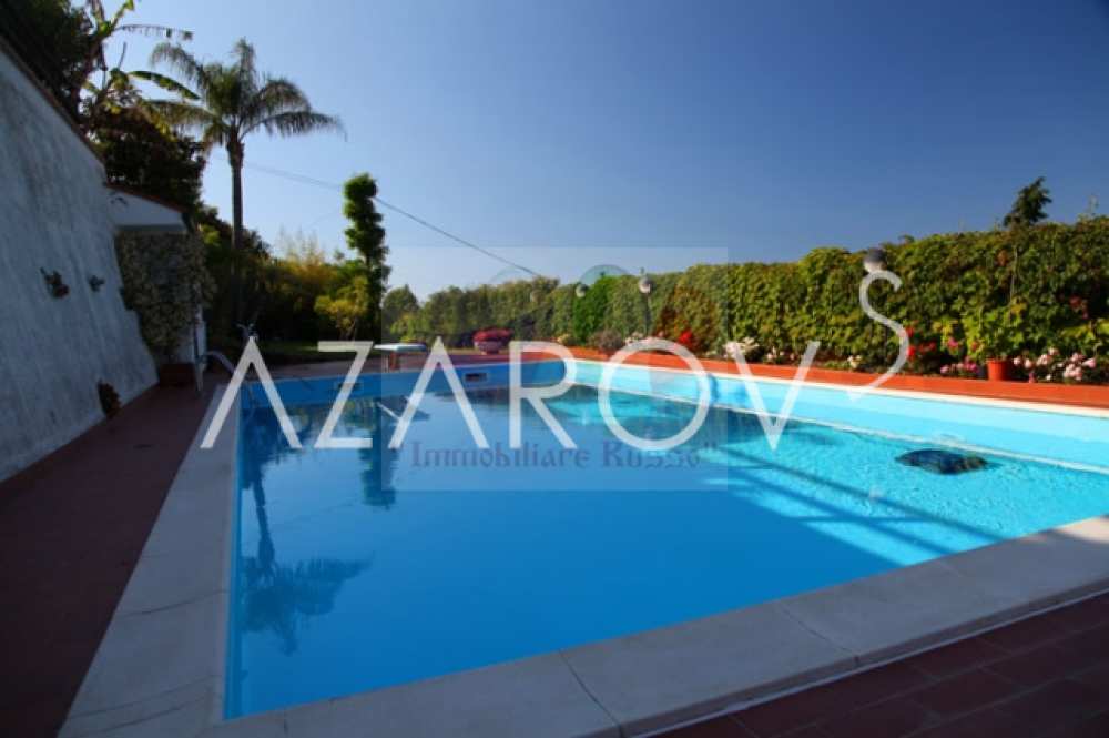 Ruime villa in Sanremo met uitzicht op zee en zwembad