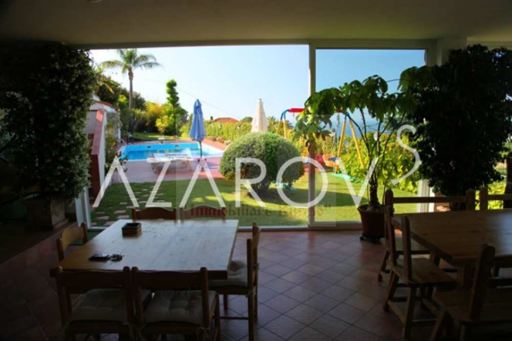 Rummelig villa i San Remo med udsigt over havet og poolen.