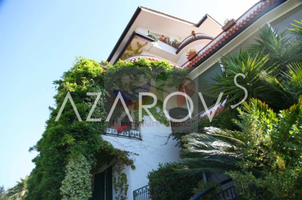 Rymlig villa i Sanremo med havsutsikt och pool