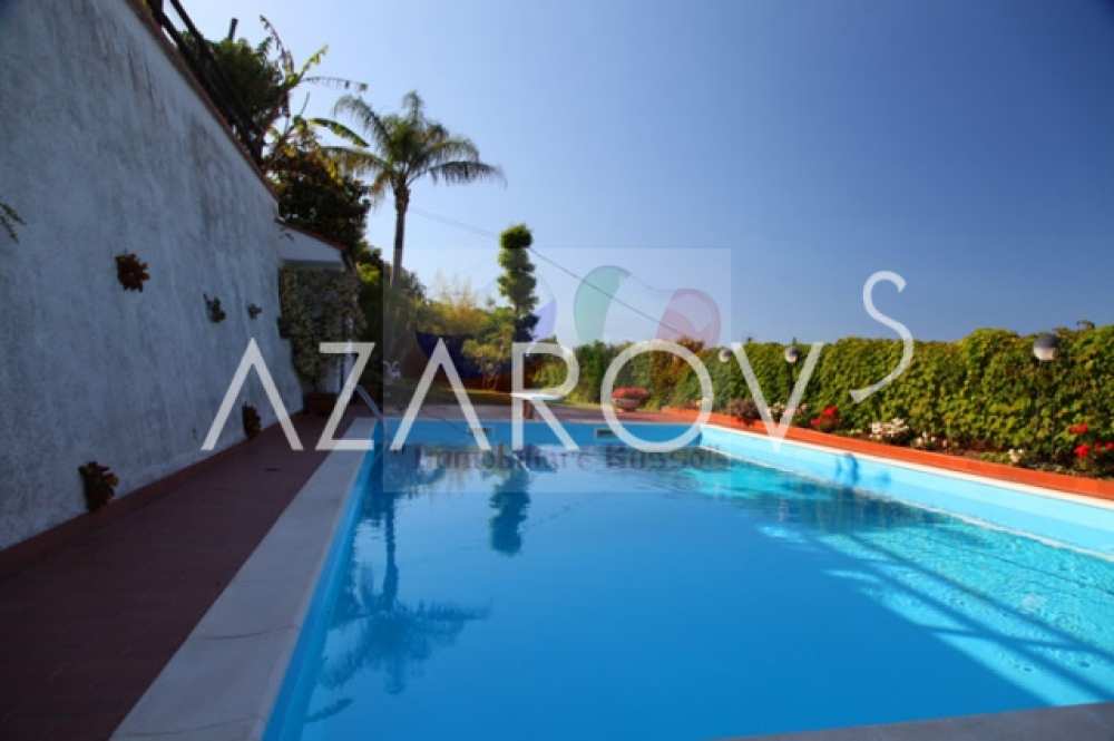 Rymlig villa i Sanremo med havsutsikt och pool