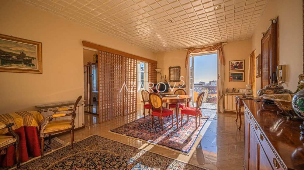 Lägenhet till salu i centrala Sanremo med havsutsikt