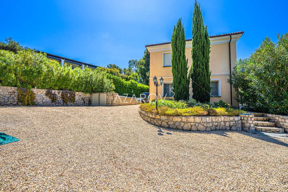 Elegante Villa in Vallecrosia