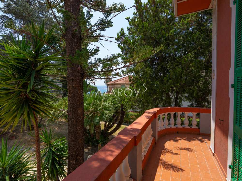 Villa en Sanremo junto al mar 380 m2