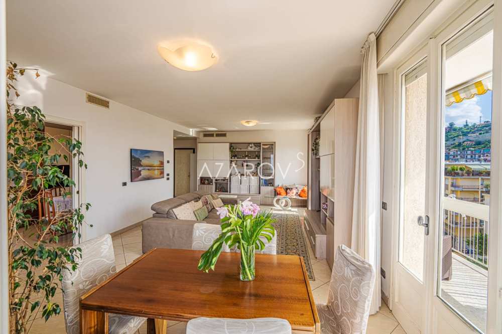 Apartamento de cinco habitaciones en venta en Sanremo