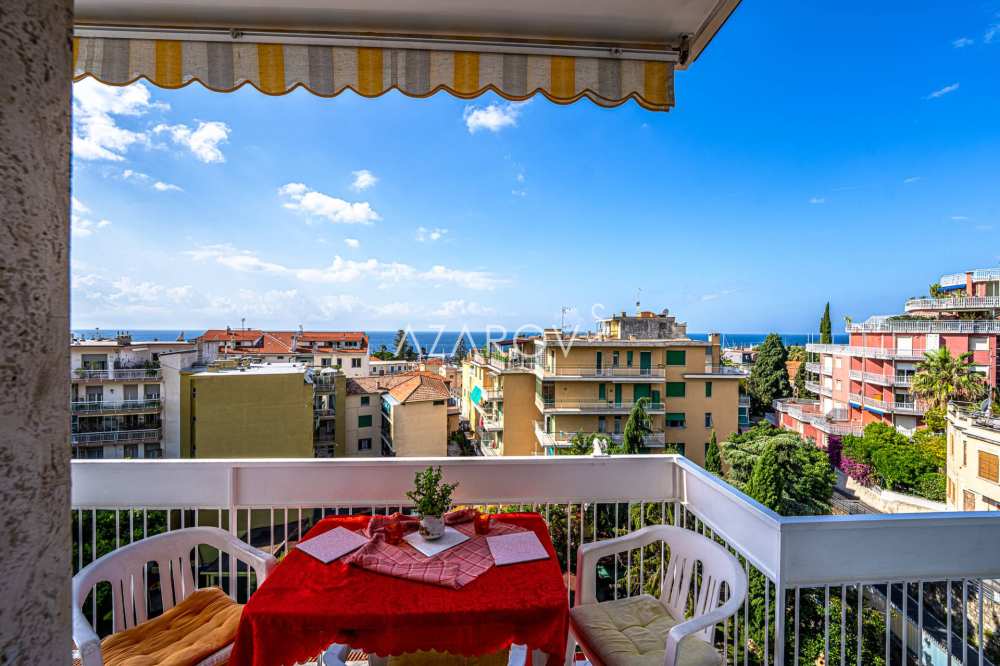 Apartamento de cinco habitaciones en venta en Sanremo