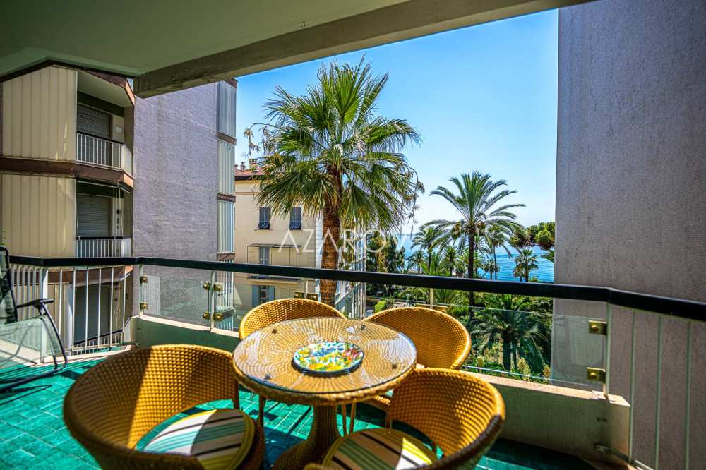 Three-room apartment by the sea in Sanremo