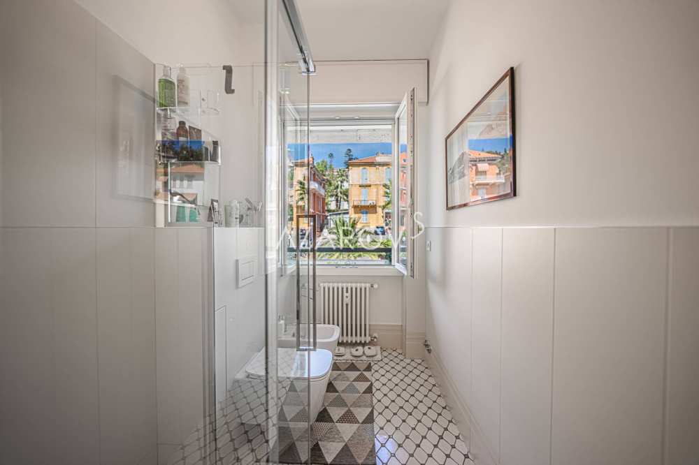 Three-room apartment by the sea in Sanremo