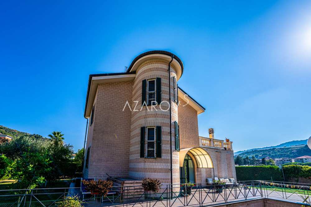 Villa for sale 280 sq m in Arma di Taggia