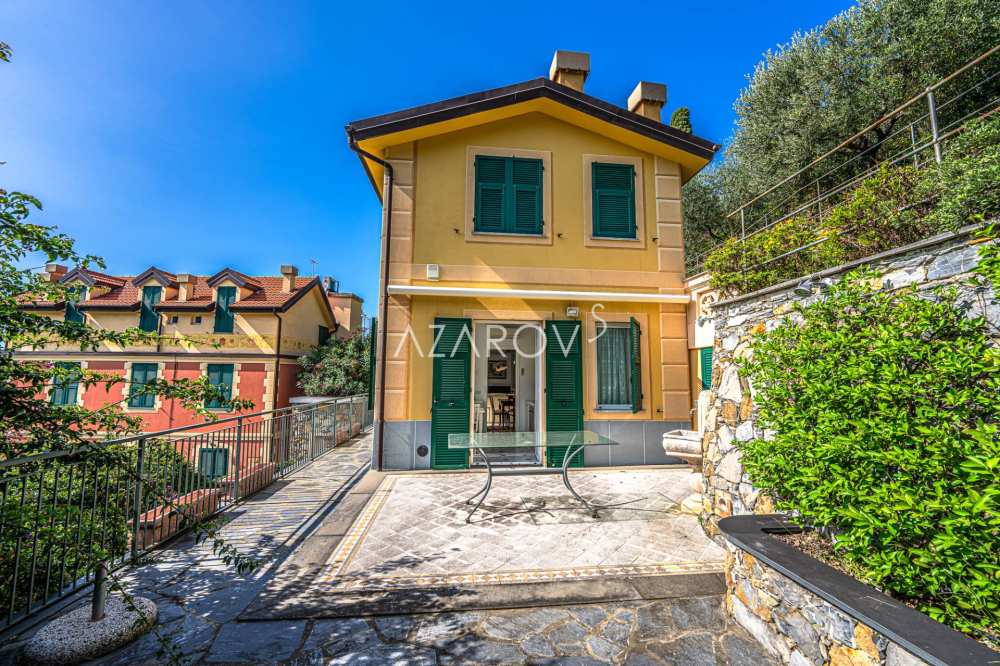 Villa i tre plan til salg i Zoagli