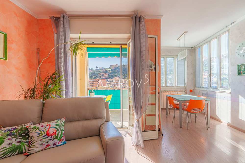 Трехкомнатная квартира в Санремо с видом на море