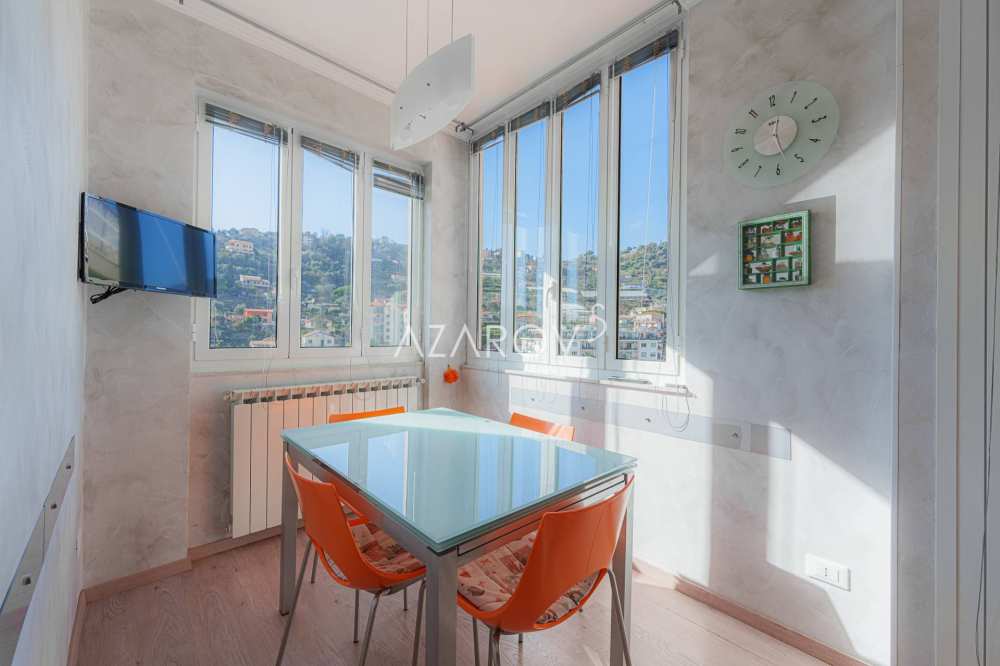 Apartamento de tres habitaciones en San Remo con vistas al mar.