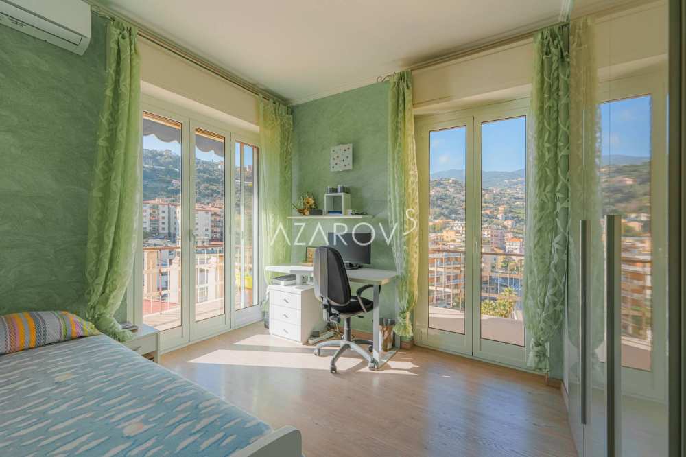 Treværelses lejlighed i Sanremo med havudsigt
