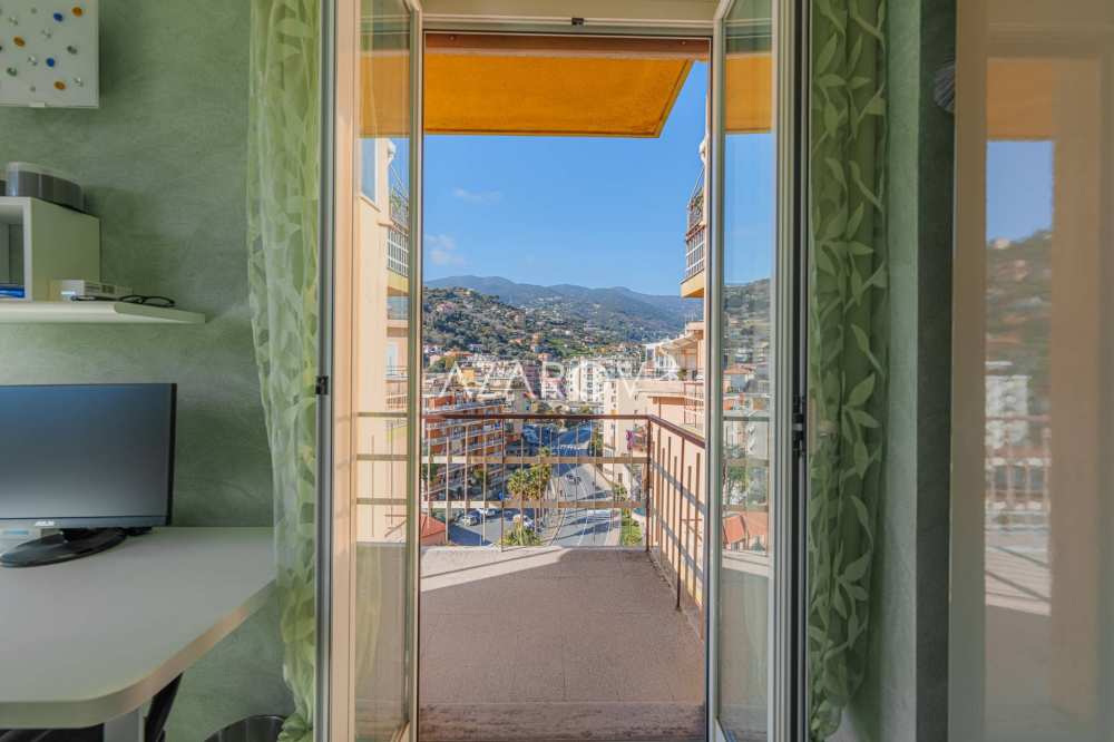 Трехкомнатная квартира в Санремо с видом на море