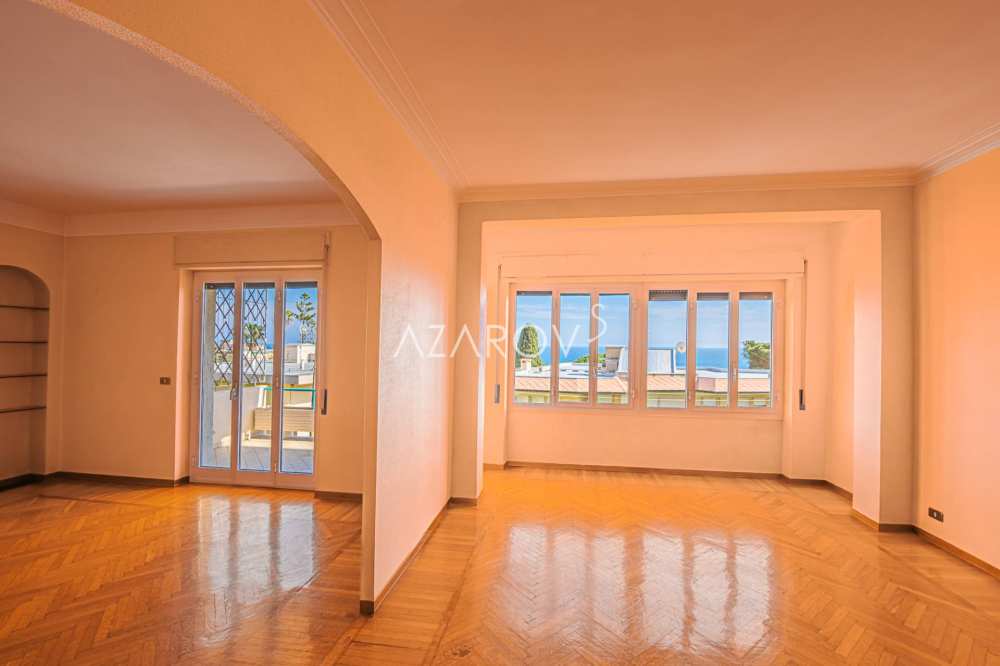 Four-room apartment in Sanremo by the sea