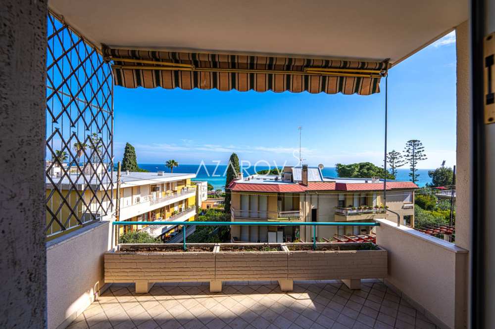 Appartement de quatre pièces à Sanremo en bord de mer