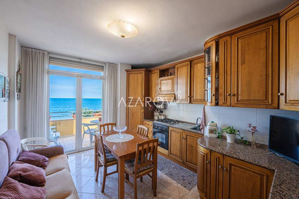 Appartement op de eerste lijn van de zee in Sanremo