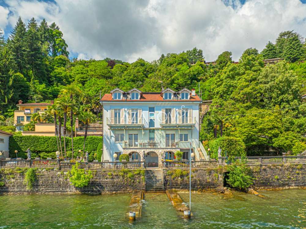 Villa in vendita a Stresa in riva al lago