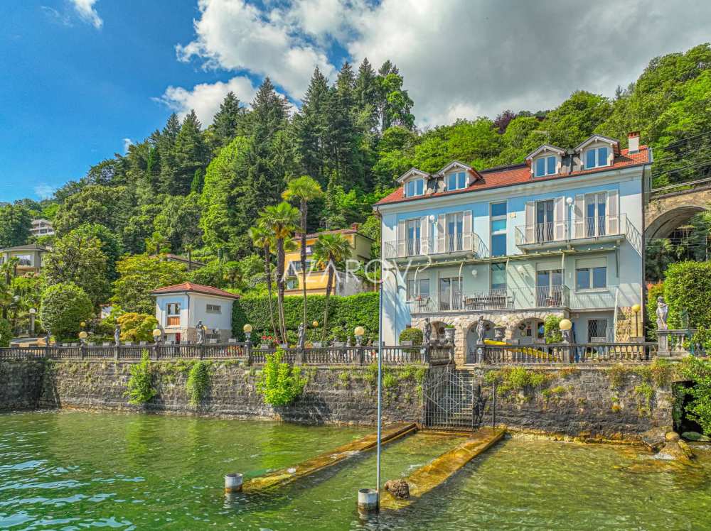 Villa till salu i Stresa vid sjöstranden