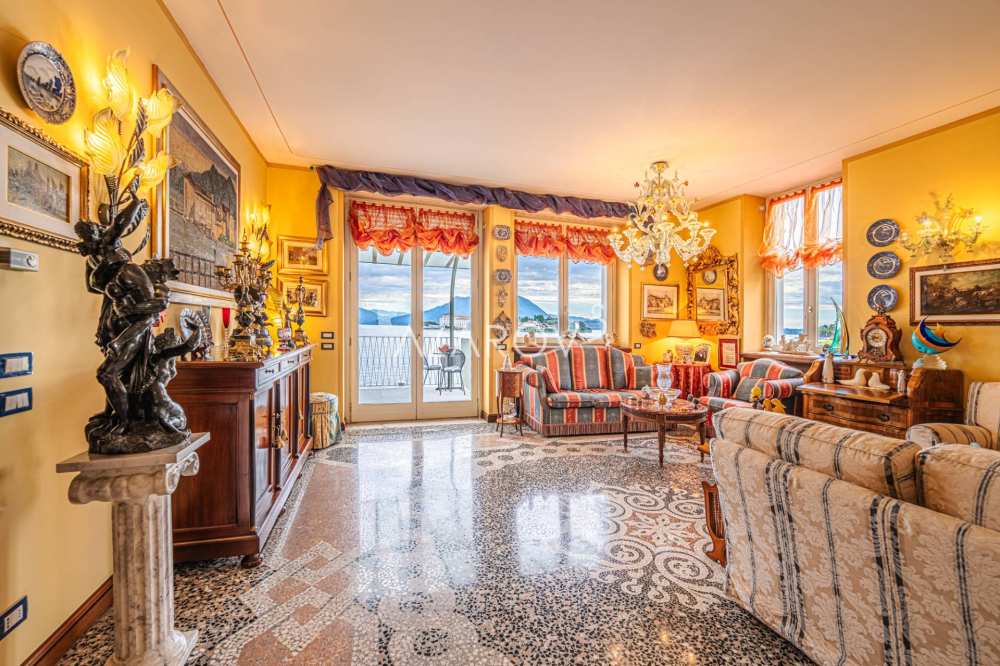 Villa te koop in Stresa aan de oever van het meer